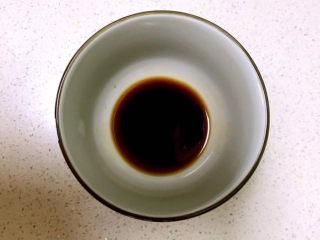 7、酱焖鲫鱼,碗里加入生抽和陈醋