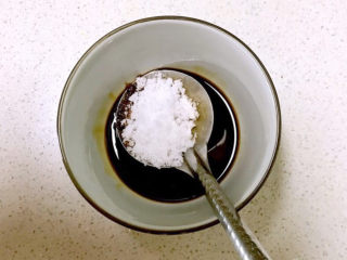 8、酱焖鲫鱼,加入白糖