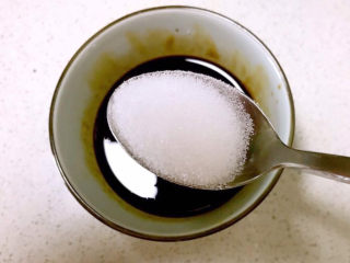 9、酱焖鲫鱼,加入精盐