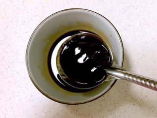 11、酱焖鲫鱼,加入香其酱