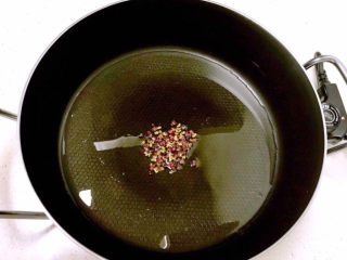 13、酱焖鲫鱼,炒锅加入菜籽油，油烧热后加入花椒粒，炒出香味