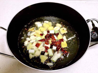 14、酱焖鲫鱼,加入葱姜蒜和干红辣椒，炒出香味