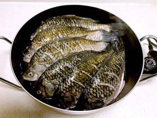 15、酱焖鲫鱼,把鲫鱼放入锅里