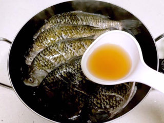 16、酱焖鲫鱼,加入料酒烹去腥味