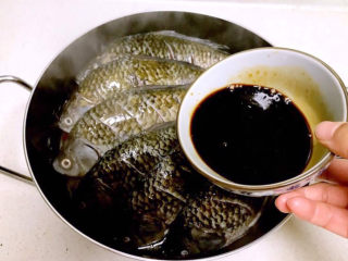 17、酱焖鲫鱼,把调好的酱汁倒入锅中