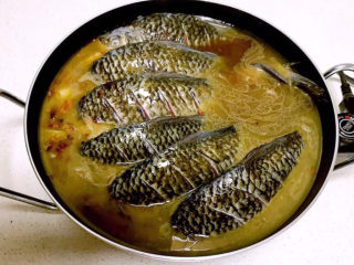 18、酱焖鲫鱼,加入温水，水量没过鲫鱼