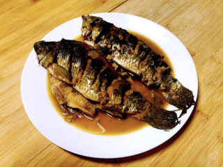 21、酱焖鲫鱼,这道酱焖鲫鱼，鲫鱼不需要煎炸，直接下锅，做出来的鱼肉味道鲜美，肉质细嫩，非常好吃~