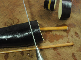 2、灯笼茄子,茄子洗干净后，底下垫两根筷子，切成7片相连的茄夹