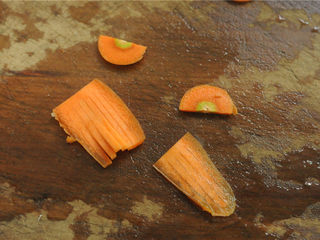 4、灯笼茄子,胡萝卜切片后修理成灯笼穗