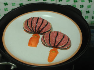 6、灯笼茄子,将盘子放在蒸锅上