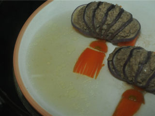 9、灯笼茄子,灯笼茄子蒸好后，汁倒在锅里