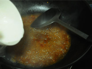 11、灯笼茄子,再次开锅后将淀粉水淋 进去