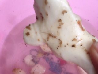 1、卷鲜（正月十五，湖北地方特色点心，也叫元宵）,佛手山药去皮洗净（佛手山药是湖北黄冈特产，没有的话，可用其他山药代替）。