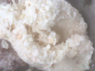 2、卷鲜（正月十五，湖北地方特色点心，也叫元宵）,洗净的佛手山药切片剁碎，显黏状