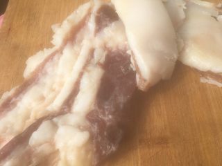 3、卷鲜（正月十五，湖北地方特色点心，也叫元宵）,肥瘦相见腊肉剁碎，不喜欢腊肉的朋友，可选择鲜肉，一样鲜美