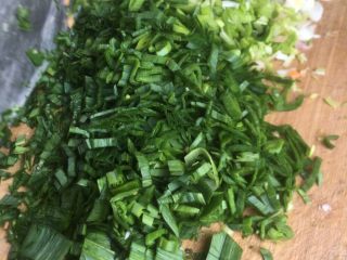 4、卷鲜（正月十五，湖北地方特色点心，也叫元宵）,大葱切碎，提鲜亮色