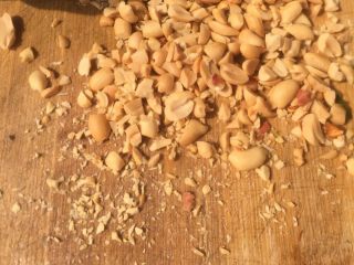 6、卷鲜（正月十五，湖北地方特色点心，也叫元宵）,炒熟的花生米入皮用刀拍碎，拌黑芝麻