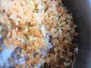 7、卷鲜（正月十五，湖北地方特色点心，也叫元宵）,剁碎的原料放大盘子里一起拌匀