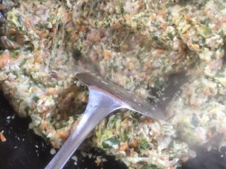 10、卷鲜（正月十五，湖北地方特色点心，也叫元宵）,拌好原料，倒锅里热油翻炒三五分钟，香味四溢