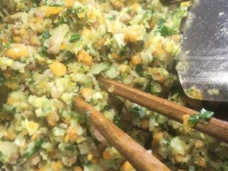 11、卷鲜（正月十五，湖北地方特色点心，也叫元宵）,原料炒好出锅