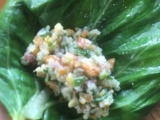 12、卷鲜（正月十五，湖北地方特色点心，也叫元宵）,炒好的馅儿用菜叶卷好