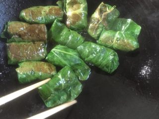 15、卷鲜（正月十五，湖北地方特色点心，也叫元宵）,最后最关键的一步，将包好的卷鲜放锅中少油小火煎两面微黄，出锅装盘即可