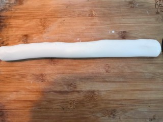 4、冬至美食 豆沙汤圆,然后把粉团,搓揉后长条