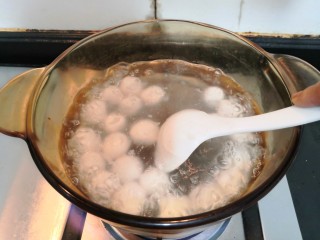 9、冬至美食 豆沙汤圆,再次煮开,用勺子推拌均匀,以免粘底