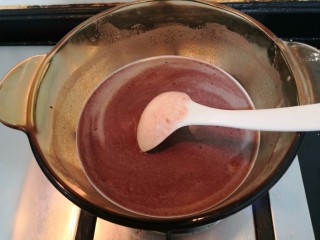 14、冬至美食 豆沙汤圆,用勺子搅拌均匀,大火烧煮