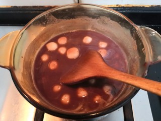 17、冬至美食 豆沙汤圆,用铲子,推拌均匀,继续大火烧煮