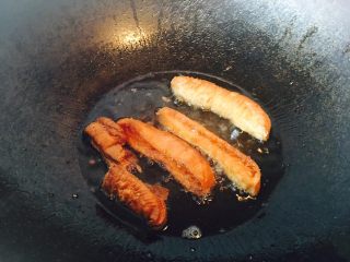 2、油条寿司卷,带回来的油条，竖的，一切二，不喜欢很大的油条。油里再煎一下。喜欢老油条，脆脆的。