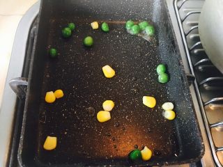 6、油条寿司卷,青豆玉米撒点在锅中。锅中不需要加油。不粘锅的好处。