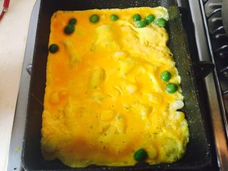 7、油条寿司卷,倒入蛋液，锅子左右上下摇晃，使蛋液均匀分布。铺满整个锅子就好。火开焖饭的火，就是大小火都是最小的。