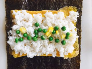 14、油条寿司卷,撒点青豆和玉米。