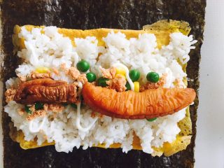 15、油条寿司卷,铺上油条，太长，可以切掉点。再铺点鱼松。