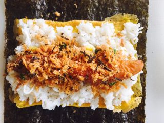 16、油条寿司卷,撒点肉松。这个肉松里，本来就有白芝麻和紫菜碎。