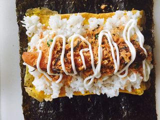 17、油条寿司卷,浇上色拉酱增加味道。随后卷起来，切一下。口这里，再涂点色拉酱，不让紫菜卷散来。