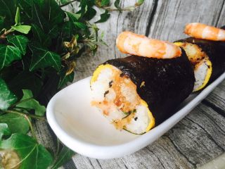 19、油条寿司卷,加个大虾，就变成油条大虾寿司。