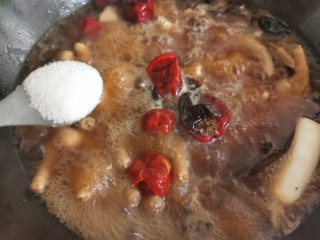 13、香辣卤鸡爪,加入适量的食盐。