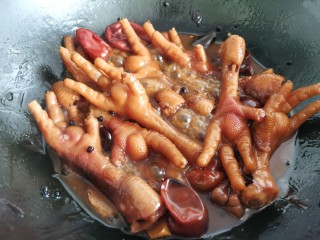 15、香辣卤鸡爪,炖到汤汁浓稠变少，鸡爪皮烂入味即可出锅。