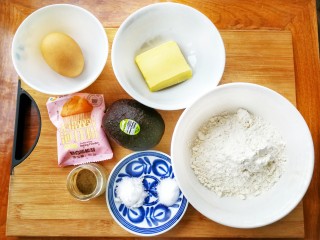 1、#咸味#黑胡椒牛油果司康(健康低卡版),准备好要用到的食材，用厨房秤称好分量，