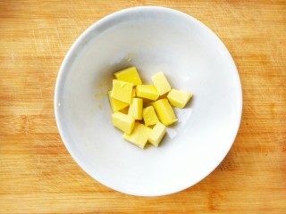 2、#咸味#黑胡椒牛油果司康(健康低卡版),黄油切小块，放置室温至软化