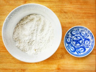 3、#咸味#黑胡椒牛油果司康(健康低卡版),将低筋面粉，糖粉，食盐，泡打粉过筛，混合在一个碗里，