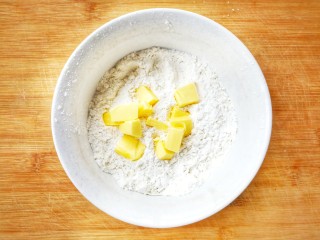 4、#咸味#黑胡椒牛油果司康(健康低卡版),加入软化好的黄油，用手将黄油与粉类混合，