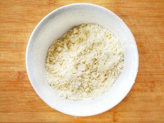 5、#咸味#黑胡椒牛油果司康(健康低卡版),将黄油捏碎，与粉类混合至无干粉，呈油酥状，