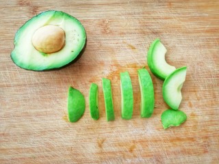 6、#咸味#黑胡椒牛油果司康(健康低卡版),牛油果切开，取半个切成片，备用，