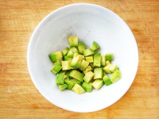 7、#咸味#黑胡椒牛油果司康(健康低卡版),再切成一厘米左右的小块，加入黑胡椒粉，少许食盐拌匀，