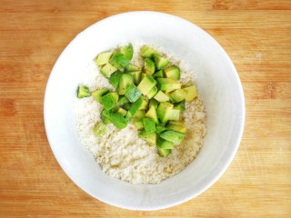 8、#咸味#黑胡椒牛油果司康(健康低卡版),拌好的牛油果块倒入碗中，与粉类混合，
