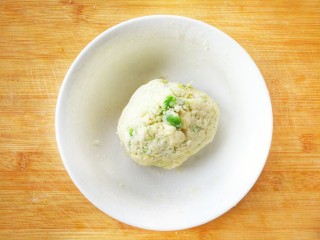 9、#咸味#黑胡椒牛油果司康(健康低卡版),分三次加入牛奶，并揉成面团备用，