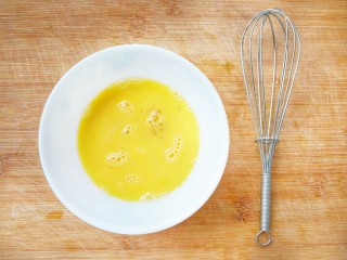 11、#咸味#黑胡椒牛油果司康(健康低卡版),鸡蛋一个，打散成蛋液备用，